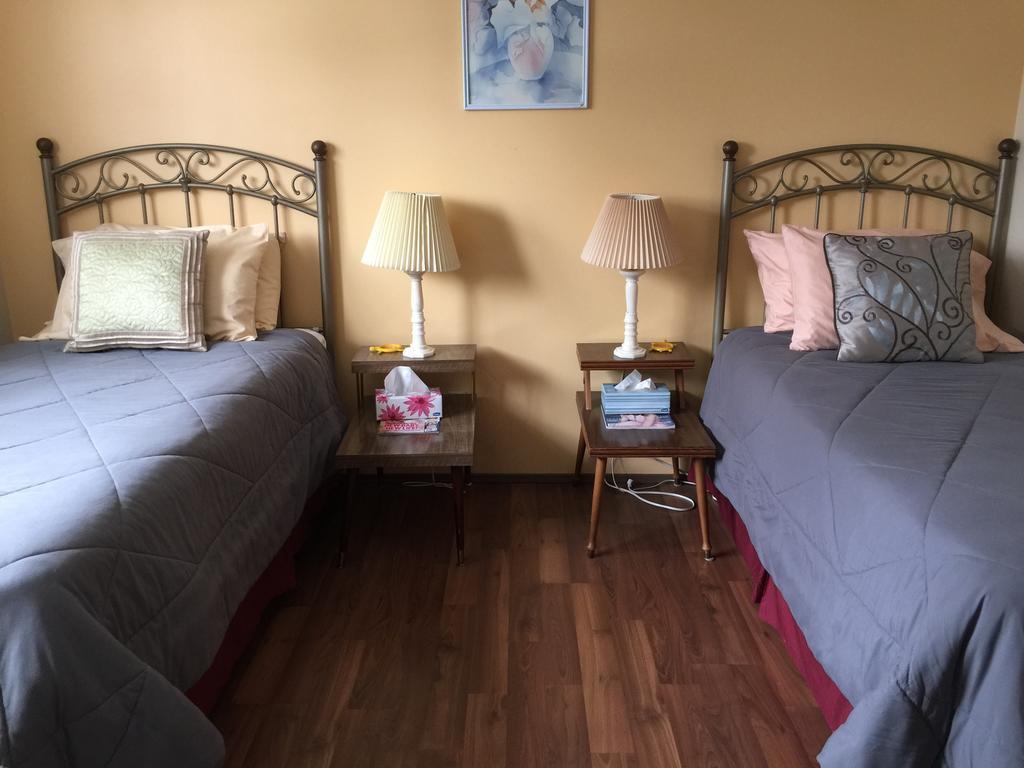 Wild Rose Bed & Breakfast แซสเกอทูน ห้อง รูปภาพ