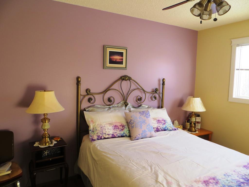 Wild Rose Bed & Breakfast แซสเกอทูน ภายนอก รูปภาพ