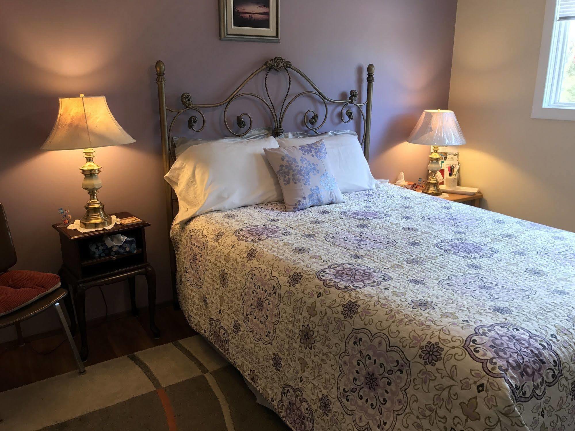 Wild Rose Bed & Breakfast แซสเกอทูน ภายนอก รูปภาพ